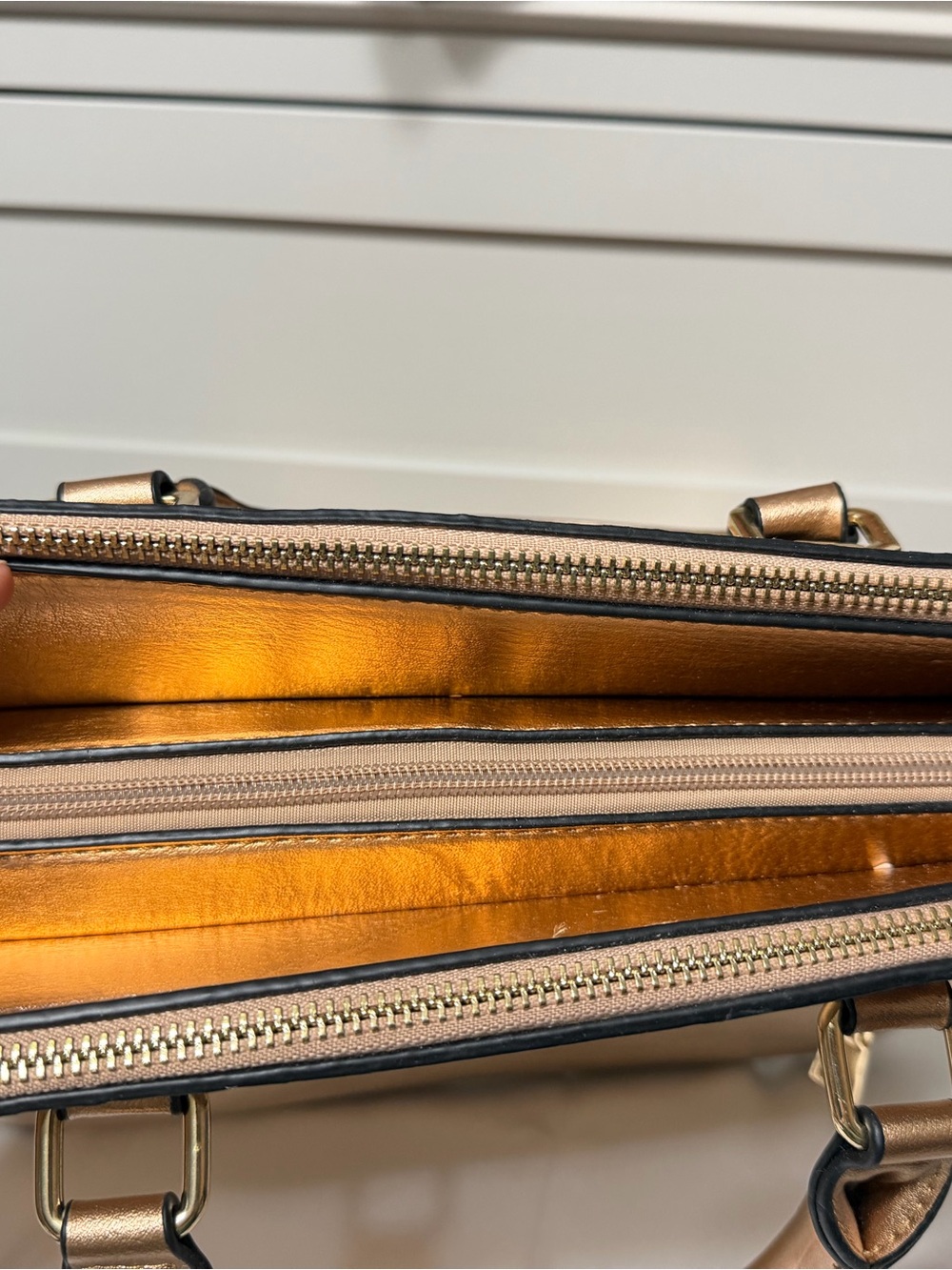 ✨ Gorgeous Metallic Gold Satchel Purse ✨ - Picture 7 of 16